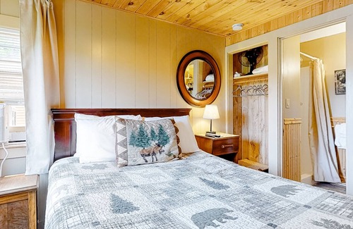 Thornton Cabin | Adorable cabin with WiFi, gas grill, pool, tennis & firepit