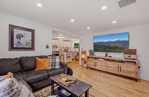 Jefferson Apartment | Adorable Mountain View New Englander