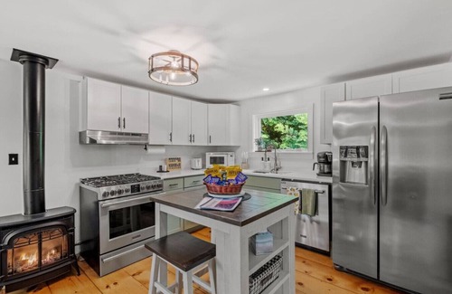 Jefferson Apartment | Adorable Mountain View New Englander