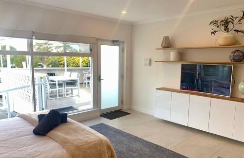Orford Apartment | Adorable Studio next to cafe, walk to beach!