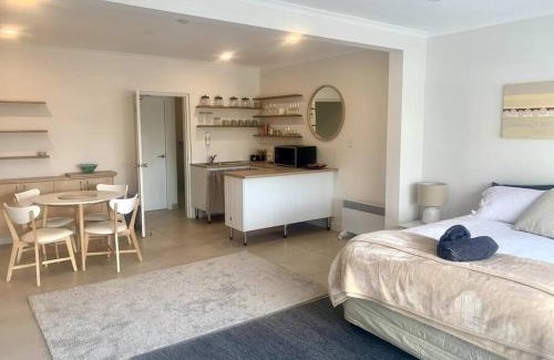 Orford Apartment | Adorable Studio next to cafe, walk to beach!
