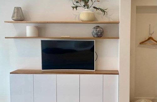 Orford Apartment | Adorable Studio next to cafe, walk to beach!