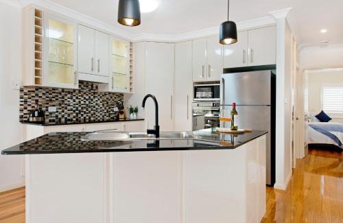 North Haven Apartment | Adrift at Dolphin Cove Apt 5 - riverfront modern