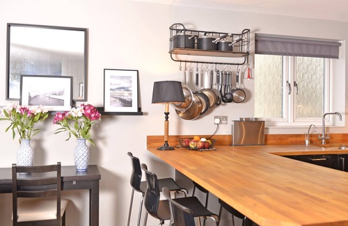 Eastbourne City Centre Apartment | Adults only apartment with balcony & two bathrooms