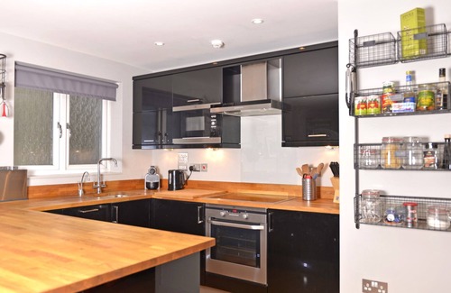Eastbourne City Centre Apartment | Adults only apartment with balcony & two bathrooms