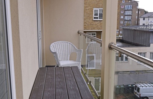 Eastbourne City Centre Apartment | Adults only apartment with balcony & two bathrooms