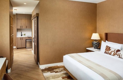 Fitzsimons Hotel | Affordability Meets Comfort! 4 Relaxing Units, Near Denver Botanic Gardens