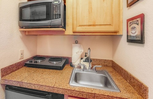 Mountain House Apartment | Affordable condo w/mountain views plus a shared pool & hot tub