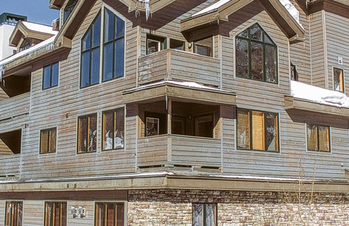 Mountain House Apartment | Affordable condo w/mountain views plus a shared pool & hot tub