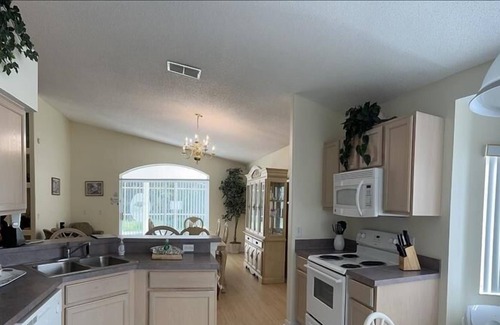Thousand Oaks House | Affordable Conservation View home with south-east facing pool -4BR / 2BA : Free Wi Fi