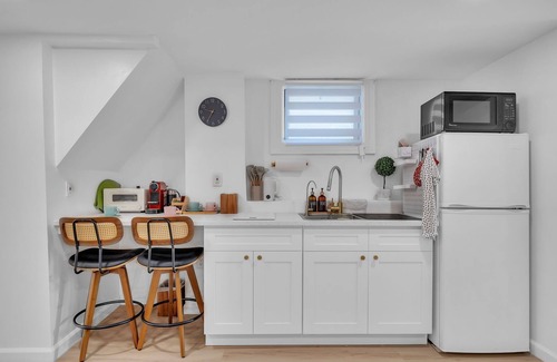 Edgewater House | Affordable NYC Luxury: Warm & Inviting Stay, Walk to Riverside Views