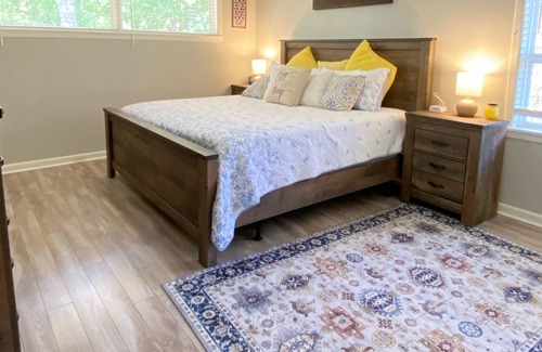 College Station Cottage | Aggieland retreat. Remodeled mid-century house in Bryan-10 min. from A&M!