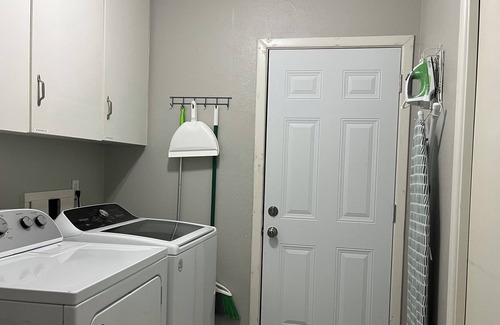 College Station Cottage | Aggieland retreat. Remodeled mid-century house in Bryan-10 min. from A&M!