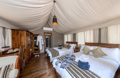 Kalaoya Hotel | Aggressor Safari Lodge