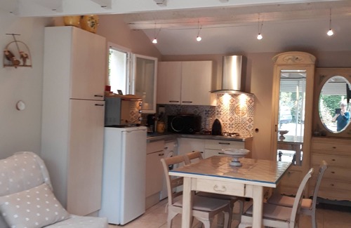 Bagnols-en-Foret Apartment | Agréable Studio Dans Jardin Paysager Avec Piscine et Grande Cuisine D'été