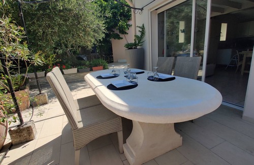 Bagnols-en-Foret Apartment | Agréable Studio Dans Jardin Paysager Avec Piscine et Grande Cuisine D'été