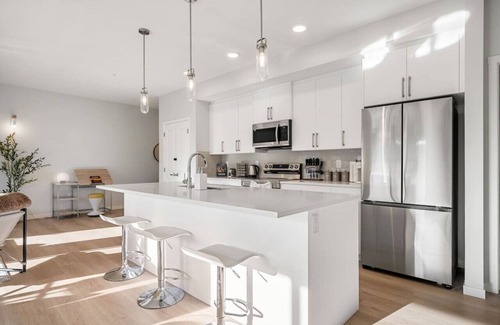 Southeast Calgary Apartment | Air Conditioned 2 BR Executive Suite/w King Bed