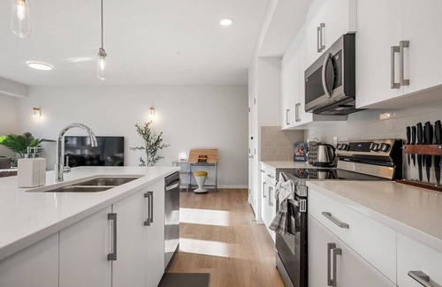 Southeast Calgary Apartment | Air Conditioned 2 BR Executive Suite/w King Bed