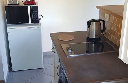Usclas-d'Herault Apartment | air-conditioned studio with private pool access