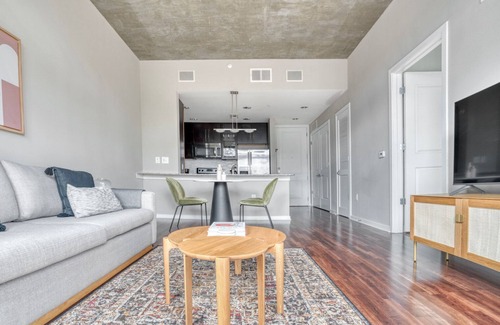 Barton Heights Apartment | Airy Barton Springs 1BR w/W/D, Gym & Pool, nr Town Lake, by Blueground