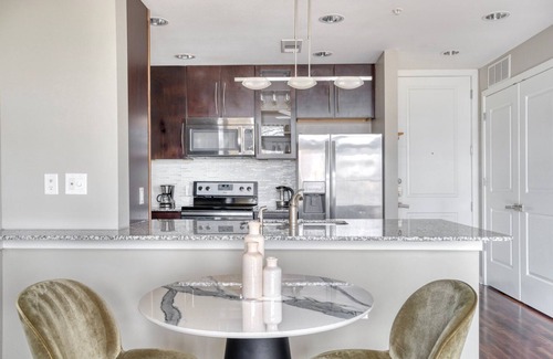 Barton Heights Apartment | Airy Barton Springs 1BR w/W/D, Gym & Pool, nr Town Lake, by Blueground