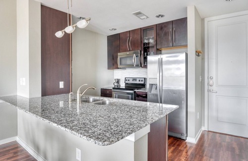 Barton Heights Apartment | Airy Barton Springs 1BR w/W/D, Gym & Pool, nr Town Lake, by Blueground
