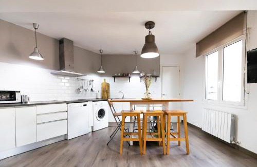 Basurto-Zorroza Apartment | AkomodaT en apartamento luminoso junto al paseo de la ría