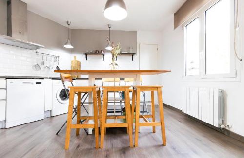 Basurto-Zorroza Apartment | AkomodaT en apartamento luminoso junto al paseo de la ría