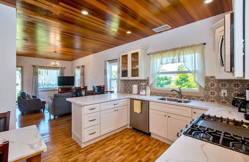 West Alameda House | Alameda 2BR 2BA house, AC, near Alameda ferry to San Francisco, 2 free parking.