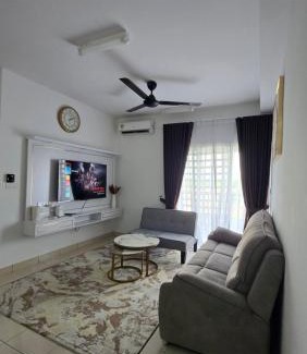 Kota Warisan Apartment | Alanis Suite KLIA1 With Neflix