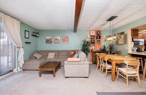 Abbott Loop House | Alaska Hog House: Cozy & Spacious home Anchorage