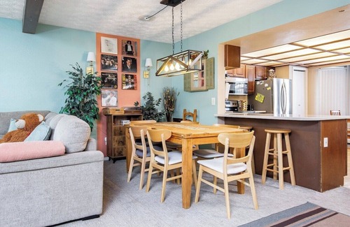 Abbott Loop House | Alaska Hog House: Cozy & Spacious home Anchorage