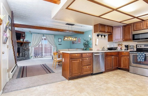 Abbott Loop House | Alaska Hog House: Cozy & Spacious home Anchorage
