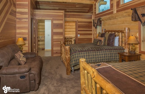 Palmer Bed & Breakfast | Alaska Knotty Pine Lodge /Bed and breakfast in Palmer AK.
