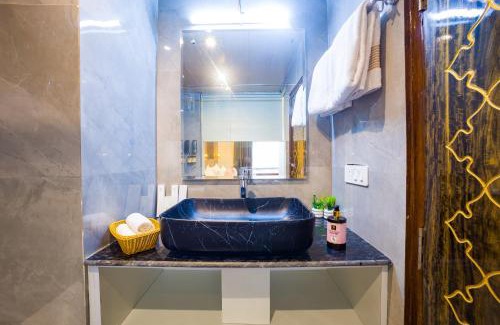 Shimla Apartment | Alaya Stays Pine Shadow Fuchsia - Hillside Retreat with Restaurant