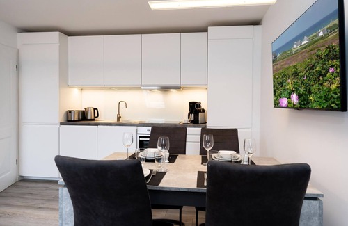 Tinnum Apartment | Albatros OG - Modern 3-room app. for 4 pers. with parking space, WLAN,