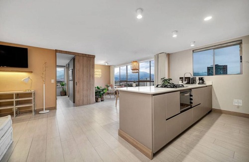 La Aguacatala Apartment | Alcazar 1103 · Luxe Apt in Oviedo w/city view, 1AC by HOUSY HOST