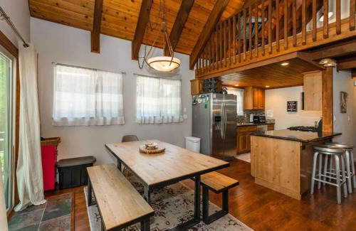 Truckee House | Alder Creek Paradise - Tree-lined Cabin Stay for 7