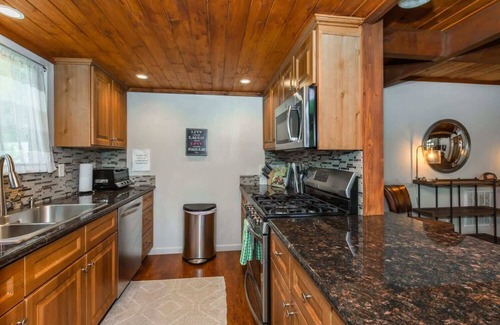 Truckee House | Alder Creek Paradise - Tree-lined Cabin Stay for 7