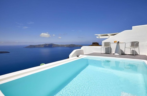 Firostefani House | Alegria Suite private infinity pool and heated Jacuzzi tub