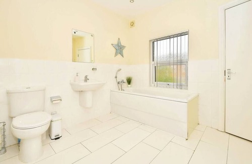 Crewe House | Alexandra Terrace by YourStays