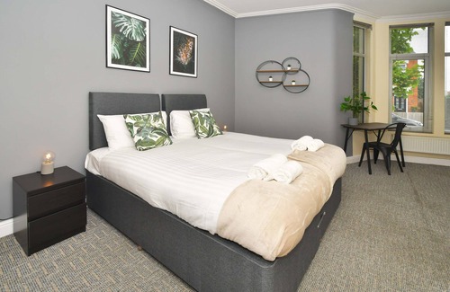 Crewe House | Alexandra Terrace by YourStays