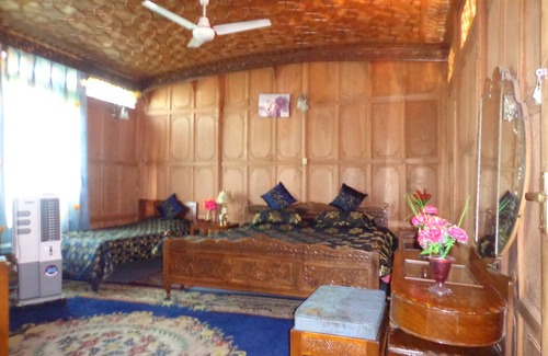 Dal Lake Boat Rental | Alif Laila Group of Houseboats