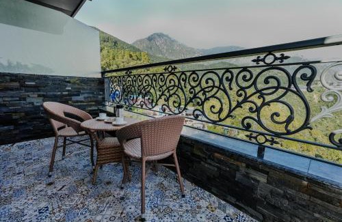 McLeod Ganj Hotel | Alivaa Hotel, McLeodganj With Best Dhauladhar View & Infinity Pool Sky Garden