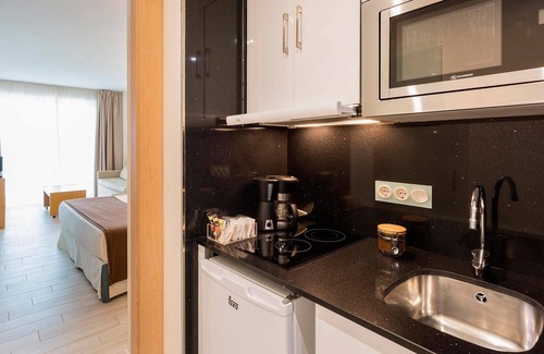 San Antonio Bay Resort | All-Inclusive Swim Up Deluxe Family Studio at Sirenis Seaview Country Club