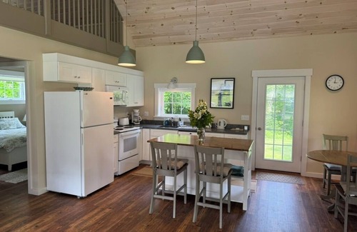 Woodstock Cottage | All New 1-bedroom cottage on a private pond in Woodstock with WiFi, AC