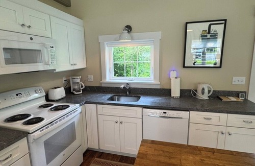 Woodstock Cottage | All New 1-bedroom cottage on a private pond in Woodstock with WiFi, AC