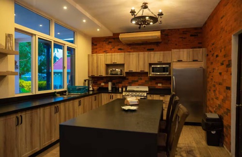 Pacific Coast Villa | Alojamiento Masagua Escuintla con Piscina y granja