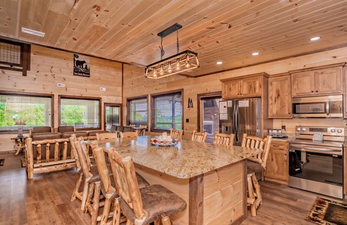 Wears Valley Cabin | ALongViewSplash: Pool, Mtn View, Pet-Friendly, Theater, Game Room, Hot Tub, WiFi