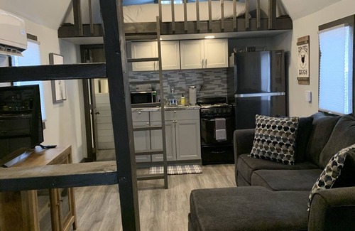 Snellville Cottage | Alpaca Bag n Stay Cottage